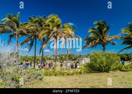 TULUM, MEXIO - 29 FÉVRIER 2016 : les touristes visitent les ruines de l'ancienne ville maya Tulum, Mexique Banque D'Images