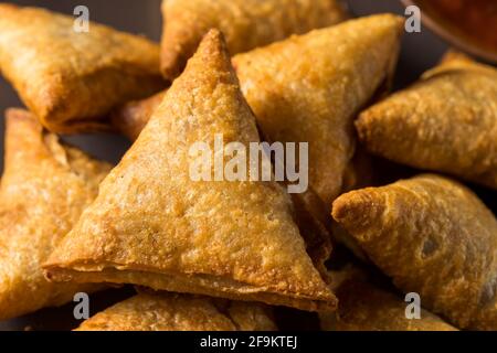 Pommes de terre indiennes maison et samosas Lentil avec chutney à trempette Banque D'Images