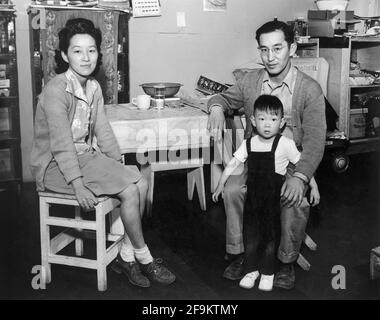 M. et Mme Henry J. Tsurutani et bébé Bruce, Manzanar Relocation Center, Californie, États-Unis, Ansel Adams, Collection Manzanar War Relocation Centre, 1943 Banque D'Images