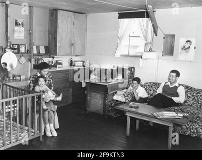 M. et Mme Richard Izuno et enfants, Manzanar Relocation Center, Californie, États-Unis, Ansel Adams, Collection Manzanar War Relocation Centre, 1943 Banque D'Images