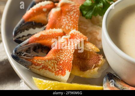 Pinces de crabe cuites à la vapeur avec sauce trempée Banque D'Images