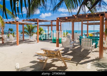 CAYE CAULKER, BELIZE - 2 MARS 2016 : fauteuils à bascule sur une plage du village de Caye Caulker, Belize Banque D'Images