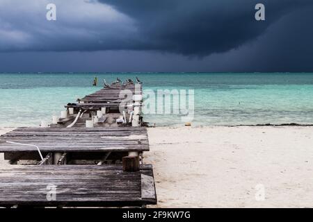 Jetée en bois dans le village de Caye Caulker, Belize. La tempête arrive. Banque D'Images