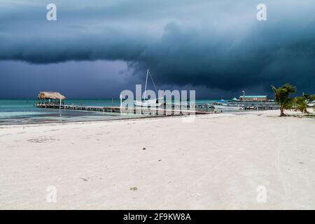 Plage dans le village de Caye Caulker, Belize. La tempête arrive. Banque D'Images