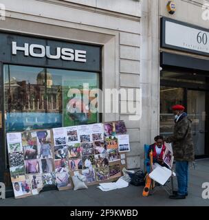 Londres, Royaume-Uni. 19 avril 2021. Les opposants au Président Museveni continuent de manifester en dehors du Haut-commissariat ougandais. Un couple solitaire maintient sa protestation contre le Président Yoweri Museveni devant le Haut-commissariat ougandais, Trafalgar Square, Londres, Royaume-Uni. Crédit : Peter Hogan/Alay Live News Banque D'Images