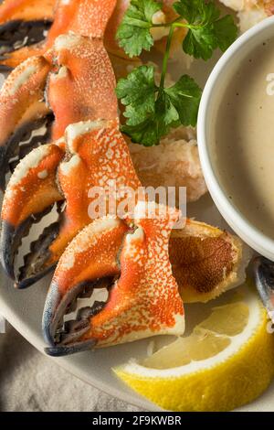 Pinces de crabe cuites à la vapeur avec sauce trempée Banque D'Images