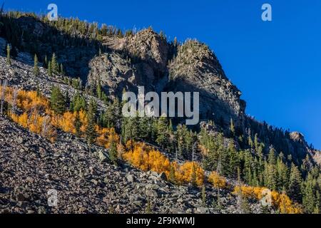 Les montagnes s'élèvent de façon spectaculaire au-dessus de la vallée de Rock Creek dans les montagnes Beartooth, Beartooth Highway, Montana, États-Unis Banque D'Images