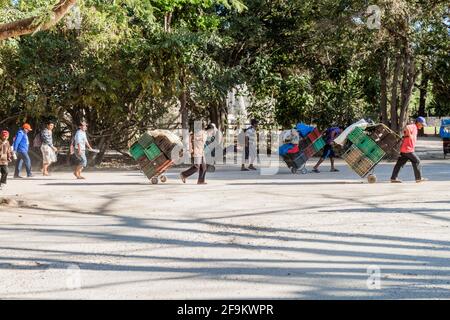 CHICHEN ITZA, MEXIQUE - 26 FÉVRIER 2016 : les vendeurs de souvenirs arrivent le matin avec leurs marchandises sur le site archéologique de Chichen Itza. Banque D'Images