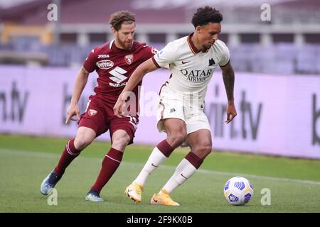 Turin, Italie, le 18 avril 2021. Bryan Reynolds de AS Roma est poursuivi par Cristian Ansaldi de Torino FCduring la série UN match au Stadio Grande Torino, Turin. Le crédit photo devrait se lire: Jonathan Moscrop / Sportimage Banque D'Images