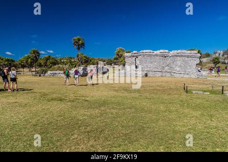 TULUM, MEXIO - 29 FÉVRIER 2016 : les touristes visitent les ruines de l'ancienne ville maya Tulum, Mexique Banque D'Images