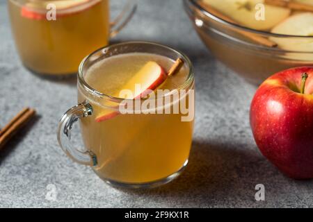 Cocktail de cidre de pomme rafraîchissant à la cannelle Banque D'Images