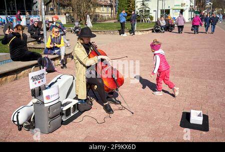 Musicien de rue sur la rue Jomas à Majori, ville de Jurmala, Lettonie Banque D'Images