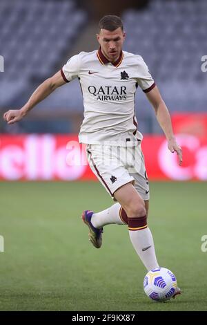 Turin, Italie, le 18 avril 2021. Edin Dzeko de AS Roma pendant la série UN match au Stadio Grande Torino, Turin. Le crédit photo devrait se lire: Jonathan Moscrop / Sportimage Banque D'Images