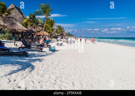 TULUM, MEXIO - 29 FÉVRIER 2016: Les touristes apprécient la plage des Caraïbes à Tulum, Mexique Banque D'Images