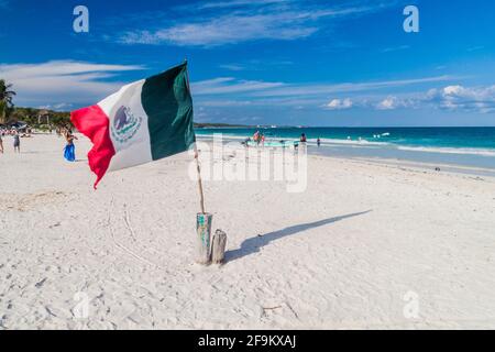 TULUM, MEXIO - 29 FÉVR. 2016: Drapeau mexicain à la plage des Caraïbes à Tulum, Mexique Banque D'Images