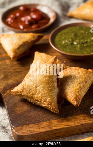 Pommes de terre indiennes maison et samosas Lentil avec chutney à trempette Banque D'Images