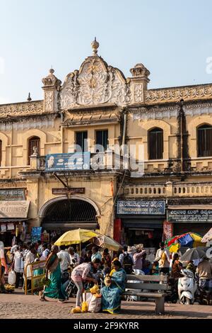 Mysuru, Karnataka, Inde - janvier 2019 : des foules de personnes à l'extérieur de l'ancien marché de Devaraja dans la ville de Mysore. Banque D'Images