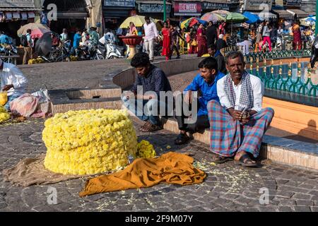 Mysuru, Karnataka, Inde - janvier 2019: Vendeurs de rue vendant des fleurs assis sur une place de marché dans la ville de Mysore. Banque D'Images