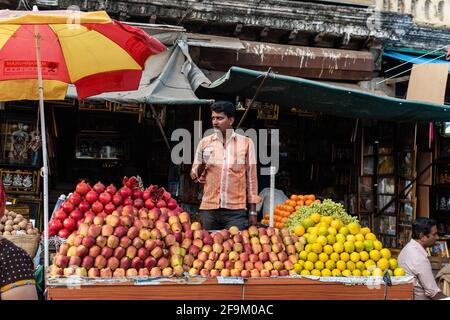 Mysuru, Karnataka, Inde - janvier 2019 : un vendeur de rue indien vendant des fruits à son stand dans le marché de Devaraj dans la ville de Mysuru. Banque D'Images