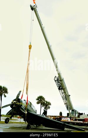 Patrick Space Force base, comté de Brevard, Floride, États-Unis. 19 avril 2021. La deuxième Guerre mondiale Grumman TBM Avenger appartenant au Valiant Air Command (VAC) s'est écrasé dans l'océan Atlantique pendant ce week-end Cocoa Beach Air Show. Le pilote a effectué un atterrissage d'eau et n'a pas été blessé, mais il a été transporté à un hôpital local pour évaluation. L'avion sera transporté au musée d'ACC pour restauration. Crédit photo : Julian Leek/Alay Live News Banque D'Images