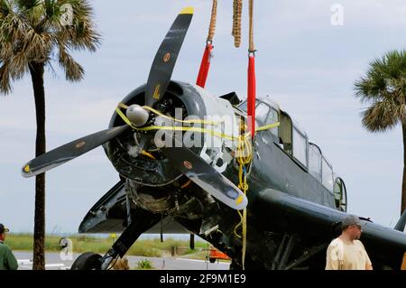 Patrick Space Force base, comté de Brevard, Floride, États-Unis. 19 avril 2021. La deuxième Guerre mondiale Grumman TBM Avenger appartenant au Valiant Air Command (VAC) s'est écrasé dans l'océan Atlantique pendant ce week-end Cocoa Beach Air Show. Le pilote a effectué un atterrissage d'eau et n'a pas été blessé, mais il a été transporté à un hôpital local pour évaluation. L'avion sera transporté au musée d'ACC pour restauration. Crédit photo : Julian Leek/Alay Live News Banque D'Images