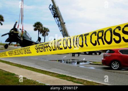 Patrick Space Force base, comté de Brevard, Floride, États-Unis. 19 avril 2021. La deuxième Guerre mondiale Grumman TBM Avenger appartenant au Valiant Air Command (VAC) s'est écrasé dans l'océan Atlantique pendant ce week-end Cocoa Beach Air Show. Le pilote a effectué un atterrissage d'eau et n'a pas été blessé, mais il a été transporté à un hôpital local pour évaluation. L'avion sera transporté au musée d'ACC pour restauration. Crédit photo : Julian Leek/Alay Live News Banque D'Images