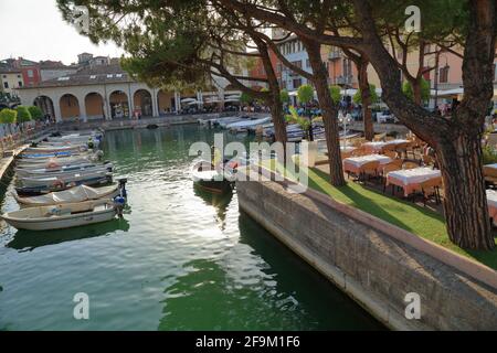 Caffe ristorante 'al Ponte'. Porto Vecchio. Restaurant à Desenzano del Garda Banque D'Images