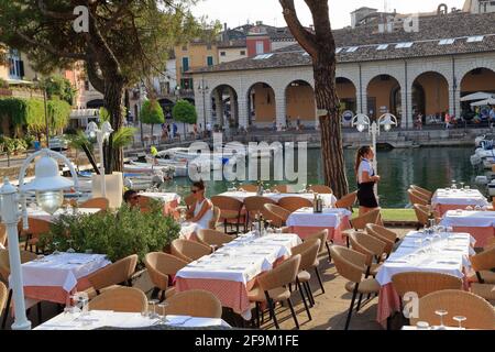 Caffe ristorante 'al Ponte'. Porto Vecchio. Restaurant à Desenzano del Garda Banque D'Images