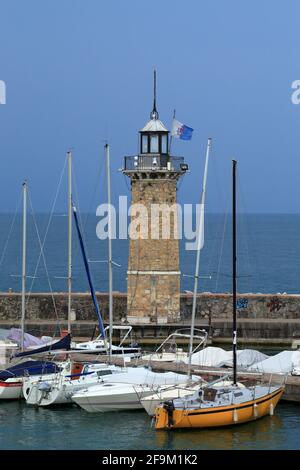 Phare de Desenzano del Garda, Lac de Garde, Italie. Faro di Desenzano del Garda, Lago di Garda. Leuchtturm Gardasee. Banque D'Images