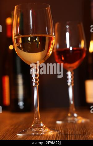 Gros plan de deux verres de vin avec bouteilles de vin l'arrière-plan Banque D'Images