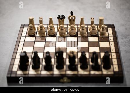 Pièces d'échecs à bord dans une position initiale incorrecte. King n'est pas dans sa cellule Banque D'Images
