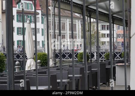 Restaurant fermé dans la ville de Luzern, Suisse en raison du coronavirus et des mesures civid-19. Les gens marchent ou achètent de la nourriture à emporter pour la manger ailleurs. Banque D'Images