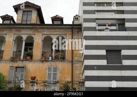 Architectures contrastées, traditionnelles et modernes à Locarno, Suisse. Ancienne maison de style italien, avec patine côte à côte et bâtiment moderne. Banque D'Images