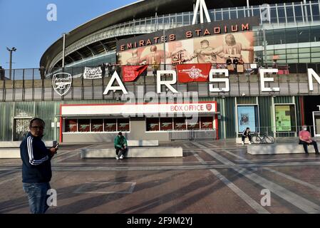 Stade Emirates, Londres, Royaume-Uni. 19 avril 2021. Des partisans d'Arsenal protestent contre la Super League proposée à l'extérieur du stade Emirates. Crédit : Matthew Chattle/Alay Live News Banque D'Images