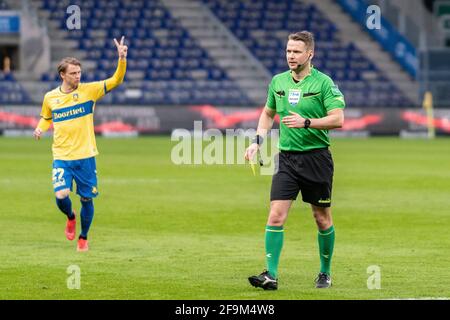 Brondby, Danemark. 18 avril 2021. Arbitre Jens Grabski Maae vu pendant le match 3F Superliga entre le FC Brondby IF et le Aarhus GF Brondby Stadion dans le Brondby. (Crédit photo : Gonzales photo/Alamy Live News Banque D'Images