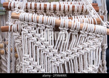 Tapisserie en jute macrame beige avec cheville à bois, London (Ontario), Canada, mars 2021. Banque D'Images