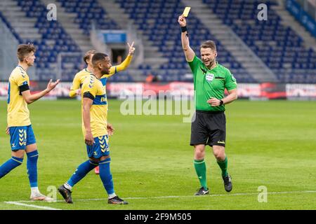 Brondby, Danemark. 18 avril 2021. Arbitre Jens Grabski Maae vu pendant le match 3F Superliga entre le FC Brondby IF et le Aarhus GF Brondby Stadion dans le Brondby. (Crédit photo : Gonzales photo/Alamy Live News Banque D'Images