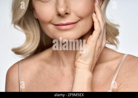 Portrait détaillé du visage, du cou et du décolleté d'une femme âgée de 50 ans. Banque D'Images