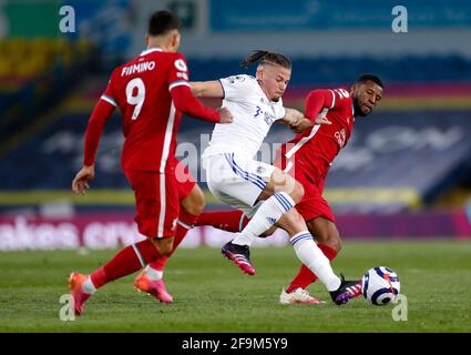 Kalvin Phillips (au centre) de Leeds United lutte pour le ballon avec Georginio Wijnaldum (à droite) de Liverpool et Roberto Firmino lors du match de la Premier League à Elland Road, Leeds. Date de la photo: Lundi 19 avril 2021. Banque D'Images