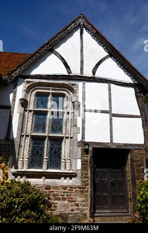 Maison historique pittoresque à pans de bois avec cadre de fenêtre en pierre sculptée à l'extrémité inférieure de All Saints Street, Old Town, Hastings, East Sussex, Angleterre Banque D'Images