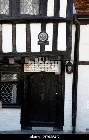 Détail de la porte de Shovels, une maison historique à pans de bois au 125 All Saints Street dans la vieille ville, Hastings, East Sussex, Angleterre Banque D'Images