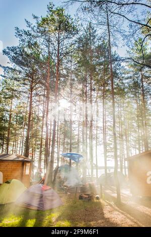 Biélorussie, région de Minsk - 29 juin 2019: Camp en plein air dans la forêt, voyage et vacances dans des tentes, camping style de vie. Banque D'Images
