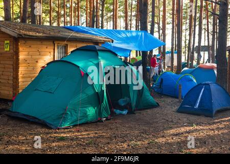 Biélorussie, région de Minsk - 29 juin 2019: Camp en plein air dans la forêt, voyage et vacances en tentes style de vie, camping. Banque D'Images