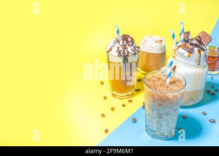 Set avec différentes boissons fraîches de café d'été - espresso, fritpe, latte, cappuccino, avec crème fouettée, sirop et glace pilée, dans divers verres et Banque D'Images