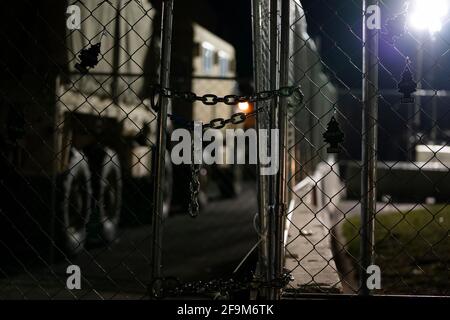 Brooklyn Center, Minnesota, États-Unis. 18 avril 2021. Le 17 avril 2020, des chaînes et des menottes sécurisent une porte à l'extérieur du service de police du Brooklyn Center. Les manifestations se sont poursuivies pour la septième nuit consacrée devant le service de police du Brooklyn Center, après que l'ancien officier Kim porter ait tué Daunte Wright, 20 ans, dans un arrêt de circulation. Crédit : Dominick Sokotooff/ZUMA Wire/Alamy Live News Banque D'Images