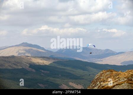 Un parapente volant dans les collines écossaises près du Munro Stùc a' Chròin Banque D'Images