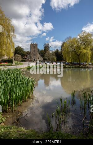 L'église St Mary est située au bord de l'étang dans le village de Buriton, à trois kilomètres au sud de Petersfield, Hampshire Angleterre Banque D'Images
