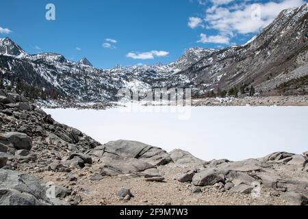Le lac Sabrina est un réservoir du comté d'Inyo, en Californie, aux États-Unis qui est encore gelé au printemps chaque année. Banque D'Images