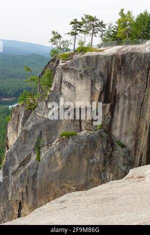 Le sommet de Cathedral Ledge à Bartlett, New Hampshire. Cathedral Ledge est une zone d'escalade populaire dans le New Hampshire. Banque D'Images