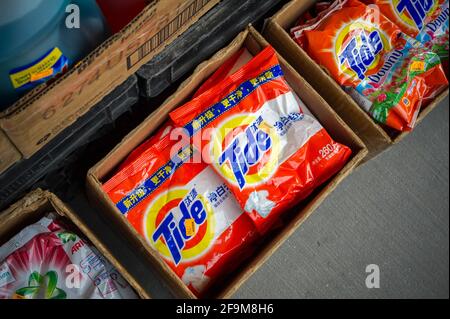 New York, États-Unis. 05 février 2017. Emballages de détergent à base de Tide Procter & Gamble en anglais et en chinois dans le quartier Melrose du Bronx à New York le dimanche 5 février 2017. Tide est le détergent le plus vendu au monde. (Photo de Richard B. Levine) crédit: SIPA USA/Alay Live News Banque D'Images